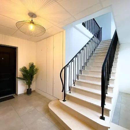 The Seven, White House Amiens Henriville *